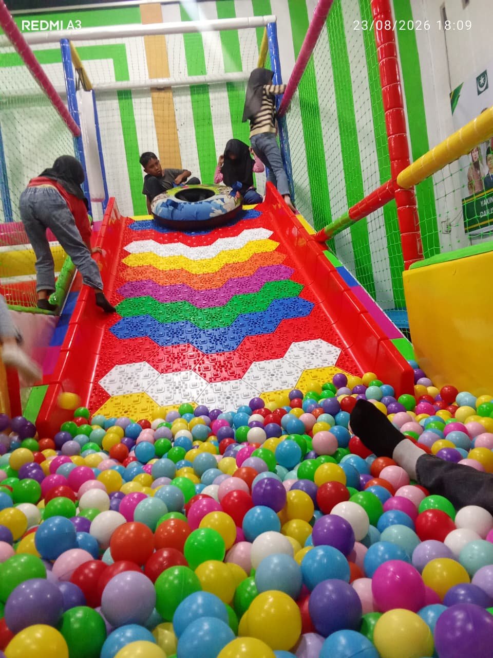 PLAYGROUND 1 JAM TANPA KAOS KAKI